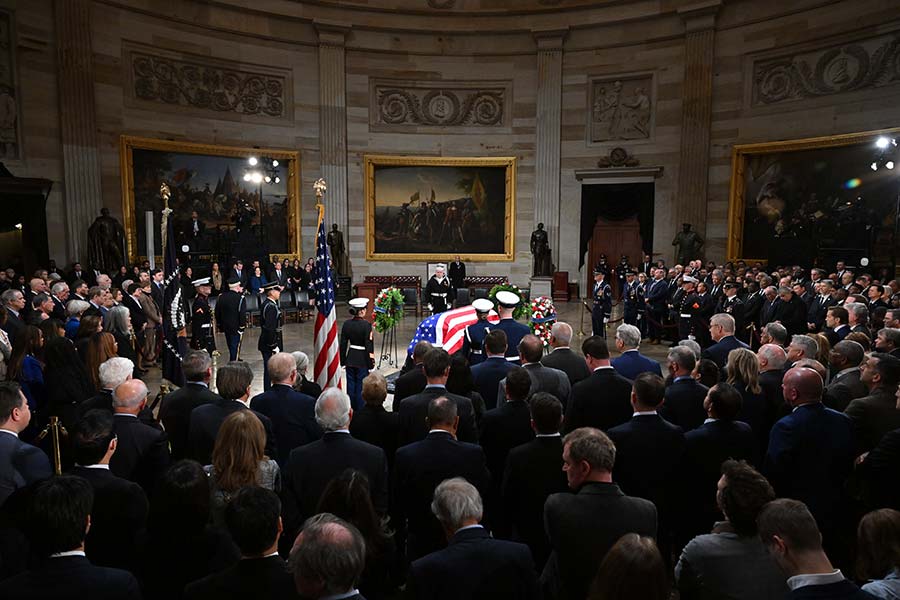 Dignitaries fill the Capitol Rotunda